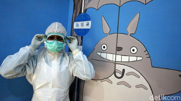 Sejumlah protokol kesehatan diterapkan di klinik khusus anak-anak di Jakarta. Salah satunya para dokter disana kenakan alat pelindung diri saat bertugas.