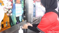 Kemudian Trans Studio Mall Bandung juga menyediakan wastafel portabel lengkap dengan sabun cuci tangan di depan pintu masuk. Fungsinya agar setiap pengunjung mencuci tangan sebelum beraktivitas di dalam mal. (Foto: Putu Intan/detikcom)
