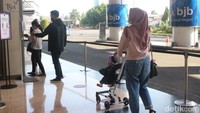 Jumlah pengunjung mal ini dibatasi maksimal hanya 1.700 orang per hari. Untuk memastikan jumlah ini, di pintu masuk juga sudah dilengkapi alat penghitung otomatis. (Foto: Putu Intan/detikcom)