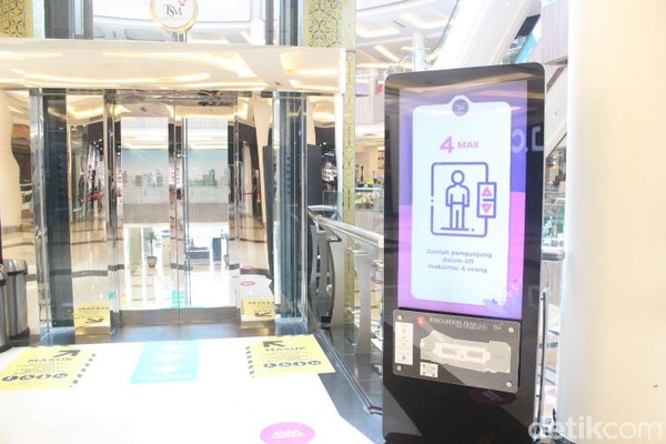Kapasitas lift dibatasi hanya untuk 4 orang. Selain itu, ada petugas juga yang akan memencet tombol untuk pengunjung. Di sana juga disediakan hand sanitizer yang dapat digunakan pengunjung. (Foto: Putu Intan/detikcom) Kapasitas lift dibatasi hanya untuk 4 orang. Selain itu, ada petugas juga yang akan memencet tombol untuk pengunjung. Di sana juga disediakan hand sanitizer yang dapat digunakan pengunjung. (Foto: Putu Intan/detikcom)