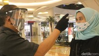 Di Metro Department Store, TSM Bandung, setiap pengunjung yang akan masuk juga wajib dicek kembali suhu tubuhnya. (Foto: Putu Intan/detikcom)