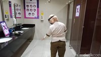 Di area toilet juga terdapat tanda untuk menjaga jarak. Toilet pun rutin dibersihkan setiap selesai digunakan pengunjung. Pembersihan ini menggunakan cairan khusus yang disebut dapat membunuh bakteri dan virus. (Foto: Putu Intan/detikcom)