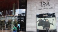 TSM Bandung telah dibuka kembali sejak 15 Juni 2020. Saat ini, mal telah dilengkapi protokol kesehatan yang dimulai dari area parkir, dimana mesin tiket parkir dibuat tanpa sentuhan (touchless). Itu dilakukan untuk menghindari kontak fisik berlebih dari pengunjung dengan petugas. (Foto: Putu Intan/detikcom)