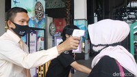 Setelah itu di pintu masuk, setiap pengunjung akan dicek suhu tubuhnya menggunakan thermo gun. Hanya yang suhunya di bawah 37,3 derajat celcius yang diperkenankan masuk. (Foto: Putu Intan/detikcom)