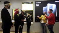 Indosat Ooredoo membali membuka gerainya saat penerapan new normal dengan protokol kesehatan. Salah satunya di Gerai Indosat Ooredoo di Mall Kota Kasablanka, Jakarta.
