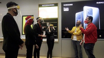 Untuk memastikan kesiapan pembukaan kembali Gerai Indosat Ooredoo, hari ini perwakilan dari jajaran manajemen Indosat Ooredoo mengunjungi gerai, salah satunya yang berlokasi di Mall Kota Kasablanka, Jakarta untuk meninjau seluruh persiapan dan pelayanan dalam fase new normal ini.