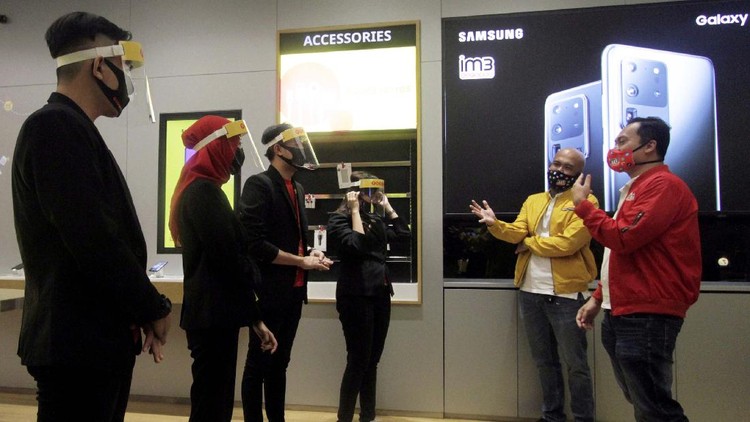 Indosat Ooredoo membali membuka gerainya saat penerapan new normal dengan protokol kesehatan. Salah satunya di Gerai Indosat Ooredoo di Mall Kota Kasablanka, Jakarta.