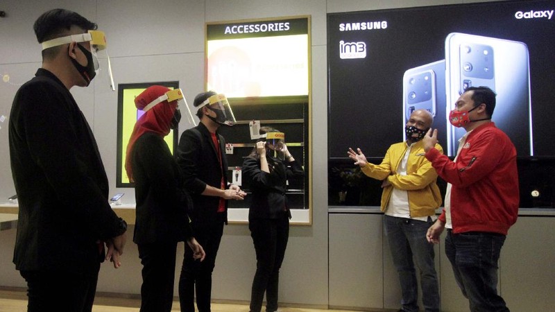 Indosat Ooredoo membali membuka gerainya saat penerapan new normal dengan protokol kesehatan. Salah satunya di Gerai Indosat Ooredoo di Mall Kota Kasablanka, Jakarta.