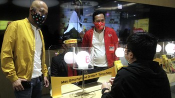 M. Andre Reinaldy H, Senior VP - Head of Retail & Device Management Indosat Ooredoo bersama dengan SVP Head of Region Jabotabek, Edi Riyanto, saat berbincang kepada pelanggan di gerai Indosat Ooredoo di Mall Kota Kasablanka, di Jakarta, Kamis (2/6/2020).