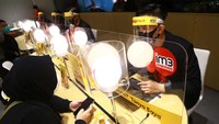 Indosat Ooredoo membali membuka gerainya saat penerapan new normal dengan protokol kesehatan. Salah satunya di Gerai Indosat Ooredoo di Mall Kota Kasablanka, Jakarta.