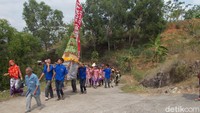 Selain keindahan alam, setiap tahunnya Gununggambar menggelar upacara adat sadranan. Upacara ini merupakan salah satu wujud ungkapan rasa syukur atas panen hasil bumi yang diimplementasikan dalam bentuk gunungan hasil bumi. (Kristina/detikcom)
