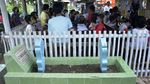 Hii... Anak-anak di Makassar Belajar di Atas Kuburan