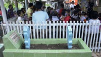 Sejumlah anak mengikuti proses belajar mengajar di Balla Pendidikan (Rumah Pendidikan) di lahan Tempat Pemakaman Umum (TPU) Dadi, Kecamatan Mamajang, Makassar, Sulawesi Selatan, Jumat (3/7/2020).