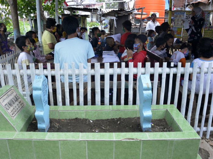 Hii... Anak-anak di Makassar Belajar di Atas Kuburan Sejumlah anak di Makassar belajar di Tempat Pemakaman Umum (TPU). Di sana didirikan Rumah Pendidikan untuk bantu anak-anak belajar di masa pandemi COVID-19.
