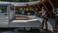 Jika barang yang tak terpakai berukuran besar, warga di kota Kamikatsu pun tak perlu repot-repot membawanya ke stasiun pemilahan sampah. Warga cukup meninggalkan barangnya yang tak lagi terpakai dan nantinya barang tersebut akan diambil oleh orang lain yang membutuhkan untuk kembali digunakan.