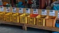 Diketahui warga memilah sampah menjadi 45 kategori untuk di daur ulang. Sejumlah poster diletakkan di atas keranjang sebagai informasi bagi warga untuk mengelompokkan sampah mereka ke dalam keranjang tersebut sehingga nantinya dapat kembali didaur ulang.