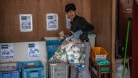 Bila sampah dengan bahan kertas, kaleng, serta plastik dikelompokkan untuk nantinya didaur ulang, maka sampah sisa makanan nantinya akan dibuat menjadi kompos.
