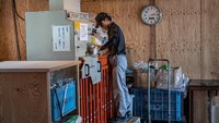 Menariknya lagi, program bebas sampah yang diterapkan oleh warga kota itu diketahui mampu mendaur ulang 80 persen sampah warga di kota tersebut lho, sedangkan sisanya yang tak lagi dapat diolah menjadi kompos maupun didaur ulang dibuang ke tempat pembuangan sampah.
