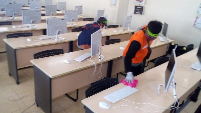 Institut Teknologi Sepuluh Nopember (ITS) siap menggelar UTBK sesuai protokol kesehatan. Termasuk meminta semua peserta melakukan rapid test sebelum UTBK.