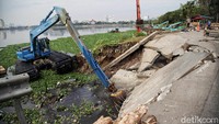 Sekitar lokasi terlihat sejumlah ekskavator sedang membersihkan enceng gondok yang tumbuh subur di Waduk Pluit.