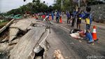 Jalan di Waduk Pluit Longsor