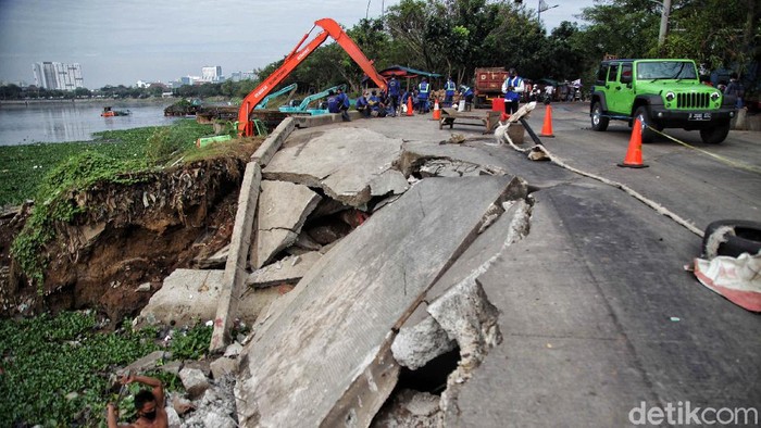 Petugas Sumber Daya Air mempersiapkan Tangguk untuk memperbaiki jalan yang longsor di Waduk Pluit, Jakarta Utara, Jumat (3/7). Jalan longsor tersebut terjadi pada Kamis (2/7) sore. Saat ini penyebab terjadinya longsor itu masih diselidiki. Tidak ada korban jiwa.