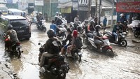 Salah satu akses jalan menuju kawasan Pemerintahan Kabupaten Bogor dan stasiun kereta tersebut rusak dan berlubang sehingga membahayakan bagi pengendara yang melintas.