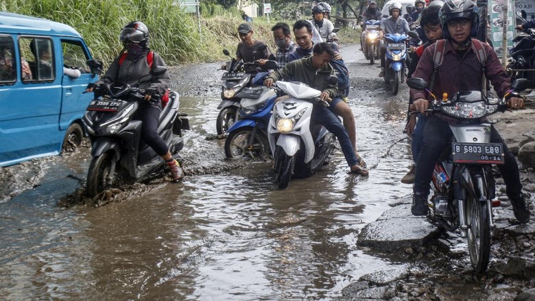 Foto Jalanan Hujan / Jalanan di Bandung Banjir Akibat Diguyur Hujan Seharian - Bisnis.com / Maybe you would like to learn more about one of these?