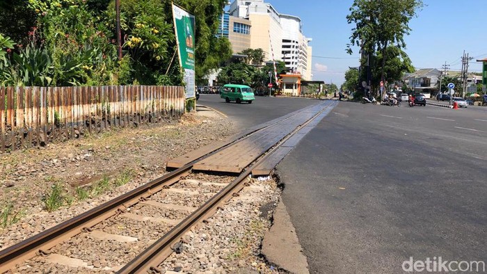 jalur rel yang diperbaiki selama 10 hari