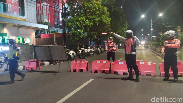 Penyekatan jalan dan pos check point akan diberlakukan kembali di Sidoarjo di tengah pandemi Corona. Termasuk aturan jam malam.