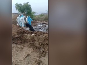 Viral, Jenazah Pasien Corona di India Dibuang ke Dalam Lubang