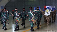 Musik drumband mengiringi pelepasan jenazah.