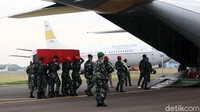 Jenazah dimasukan ke dalam pesawat.