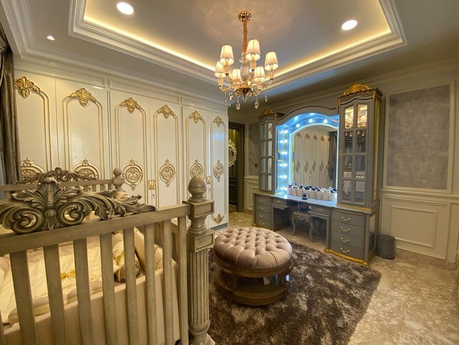 Dalam unggahan Instagram terbarunya, makeup artist itu menunjukkan isi kamarnya yang terbaru. Tasya Farasya pun tampak merombak desain ruang tidur tersebut menjadi lebih cantik. Foto: Instagram @tasyafarasya