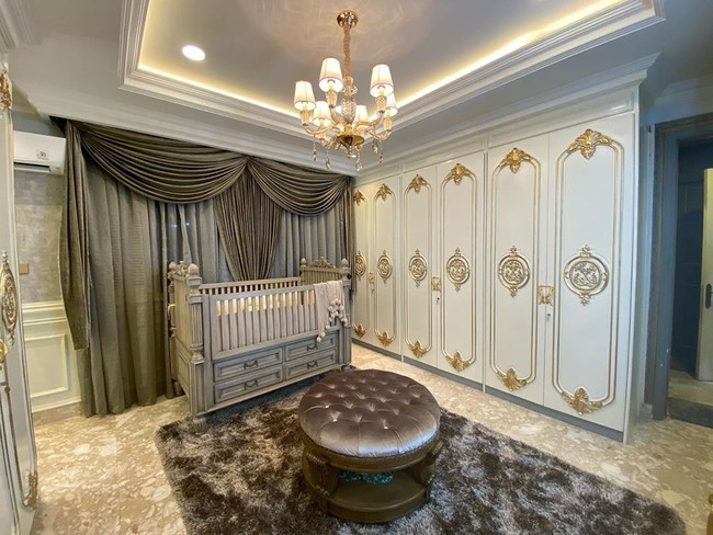 Selain desainnya yang dipercantik, Tasya Farasya terlihat menempatkan boks bayi di salah satu sudut kamar bertema mewah tersebut. Dalam foto ini, tempat tidur bayi berwarna abu-abu itu tampak elegan bahkan ketika dilihat dari jauh. Foto: Instagram @tasyafarasya