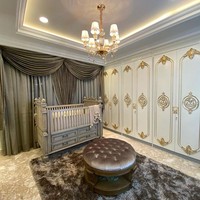 Selain desainnya yang dipercantik, Tasya Farasya terlihat menempatkan boks bayi di salah satu sudut kamar bertema mewah tersebut. Dalam foto ini, tempat tidur bayi berwarna abu-abu itu tampak elegan bahkan ketika dilihat dari jauh. Foto: Instagram @tasyafarasya