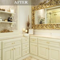 Kini tampaknya Tasya ingin lebih menatanya dengan lebih rapi dan tersembunyi dengan kabinet. Lilin-lilin, vas bunga, hingga cemin kecil membuatnya tampilan kamar mandi ini semakin menawan.Foto: Instagram @tasyafarasya