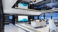 Digambarkan sebagai area superstar, kapal pesiar Escalade memiliki langit-langit cermin. Bagian ini dibagi lagi beberapa bagian yakni area lounge mewah, ruang makan dan dapur di satu sudut.