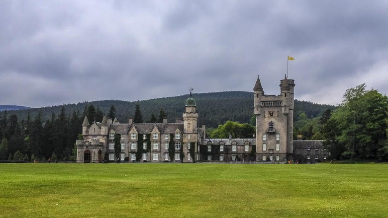 Kastil Balmoral Balmoral Castle is the Scottish holiday home to the Royal Family, completed in 1856. It is partially open to the public.