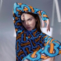 Model 24 tahun ini mengenakan bodysuit lengan panjang motif monogram TB, inisial nama pendirinya, Thomas Burberry. Foto: Instagram/@kendalljenner, @burberry