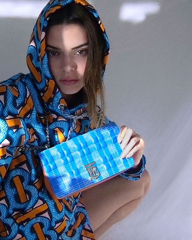 Berbekal kamera komputer, Kendall Jenner berpose fierce dan seduktif, sambil memotret dirinya sendiri. Foto: Instagram/@kendalljenner, @burberry
