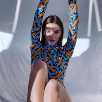 Kendall Jenner berkreasi dengan bakat fotografi dan modeling-nya di masa pandemi virus Corona. Pemotretan untuk Burberry, ia tampil seksi berbalut bodysuit. Foto: Instagram/@kendalljenner, @burberry