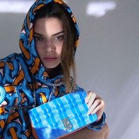 Berbekal kamera komputer, Kendall Jenner berpose fierce dan seduktif, sambil memotret dirinya sendiri. Foto: Instagram/@kendalljenner, @burberry