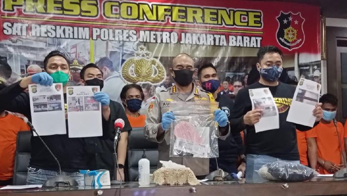 Konferensi pers Polres Jakbar terkait penusukan Serda Saputra, di Mapolres Jakbar, Jumat (3/7/2020).