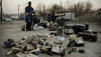 Limbah elektronik ini terdiri dari ponsel, komputer, perangkat elektronik rumah, dan bermacam perangkat elektronik lain. Hanya 17% dari total limbah elektronik itu yang berhasil didaur ulang, sementara sisanya dibuang ke tempat pembuangan akhir limbah, dibakar, atau dihilangkan dengan berbagai cara. Kevin Frayer/Getty Images  