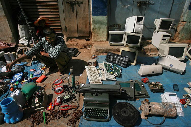Limbah Elektronik BANGALORE, INDIA - APRIL 13: (ISRAEL OUT) Old computers and electronic parts are for sale at a local market, April 13, 2008 in Bangalore, India. Indias growing digital economy has contributed to the amount of e-waste it generates. According to the Karnataka, a state pollution control board, more then 10 tones of electronic waste is produced in Bangalore alone every year and about 80 per cent of e-waste generated in the US is exported to India, China and Pakistan to be recycled. (Photo by Uriel Sinai/Getty Images)
