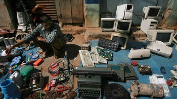 Padahal, sudah banyak kampanye dan langkah dari perusahaan-perusahaan untuk mengurangi limbah elektronik ini, baik dengan mendaur ulang atau cara lainnya. Namun tetap saja jumlah limbah elektronik tetap meningkat, tepatnya sebesar 21% selama lima tahun terakhir. Uriel Sinai/Getty Images  
