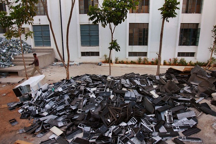 Limbah Elektronik BANGALORE, INDIA - APRIL 13: (ISRAEL OUT) Old computers and electronic parts are for sale at a local market, April 13, 2008 in Bangalore, India. Indias growing digital economy has contributed to the amount of e-waste it generates. According to the Karnataka, a state pollution control board, more then 10 tones of electronic waste is produced in Bangalore alone every year and about 80 per cent of e-waste generated in the US is exported to India, China and Pakistan to be recycled. (Photo by Uriel Sinai/Getty Images)
