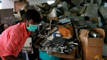 Tak cuma banyak, limbah-limbah elektronik ini pun mengandung banyak bahan berbahaya. Salah satunya adalah merkuri, yang tergolong sebuah neurotoksin yang menyerang otak dan bisa merusak perkembangan kognitif anak-anak. Uriel Sinai/Getty Images  