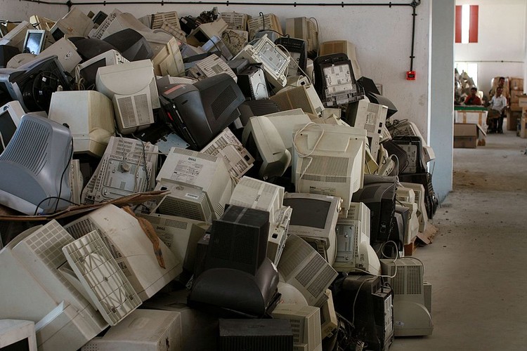 Limbah Elektronik BANGALORE, INDIA - APRIL 13: (ISRAEL OUT) Old computers and electronic parts are for sale at a local market, April 13, 2008 in Bangalore, India. Indias growing digital economy has contributed to the amount of e-waste it generates. According to the Karnataka, a state pollution control board, more then 10 tones of electronic waste is produced in Bangalore alone every year and about 80 per cent of e-waste generated in the US is exported to India, China and Pakistan to be recycled. (Photo by Uriel Sinai/Getty Images)